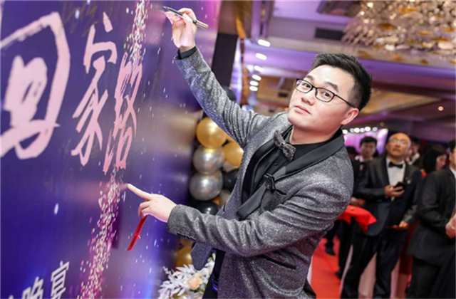 【高光“疫”事】勇敢逆行的特殊“网约车”——人生就是搏90后，用信念打通生命运输线